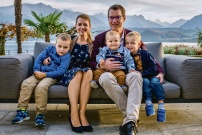 Chantal und Beat Bührer mit Familie, wohnen in Sigriswil